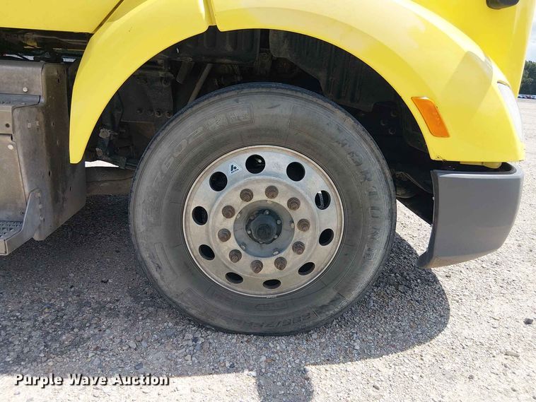 image for item YA4057 2017 Peterbilt 579 semi truck