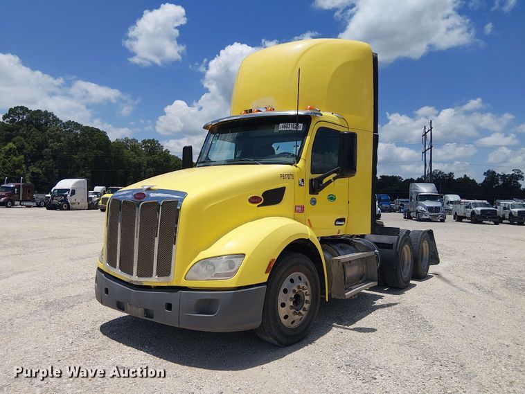 2017 Peterbilt 579 semi truck