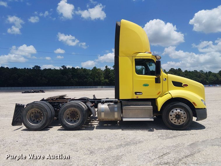 image for item YA4058 2017 Peterbilt 579 semi truck