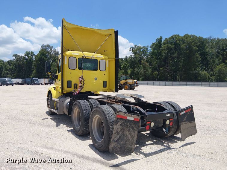 image for item YA4058 2017 Peterbilt 579 semi truck
