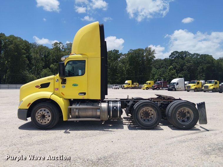 image for item YA4058 2017 Peterbilt 579 semi truck