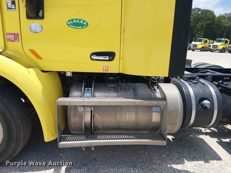 image for item YA4058 2017 Peterbilt 579 semi truck