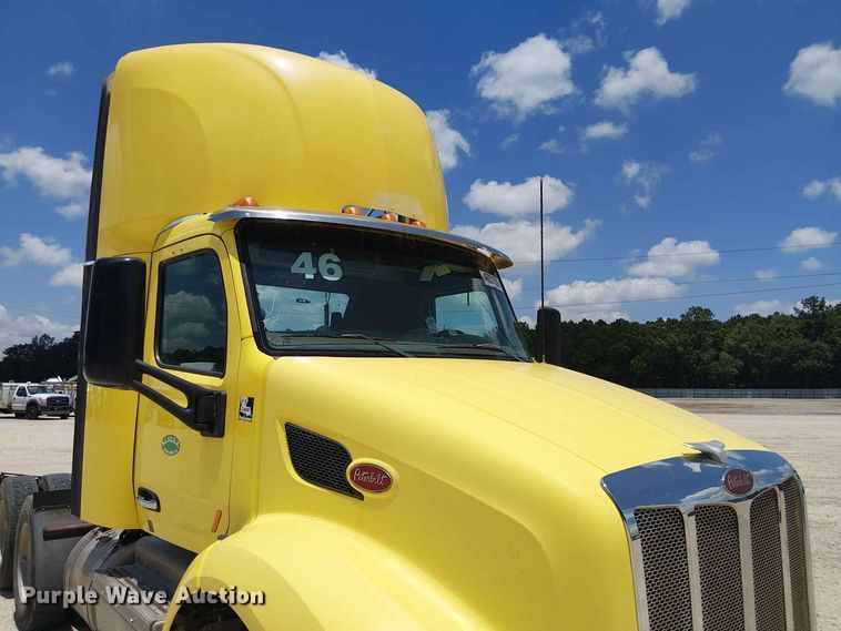 image for item YA4058 2017 Peterbilt 579 semi truck