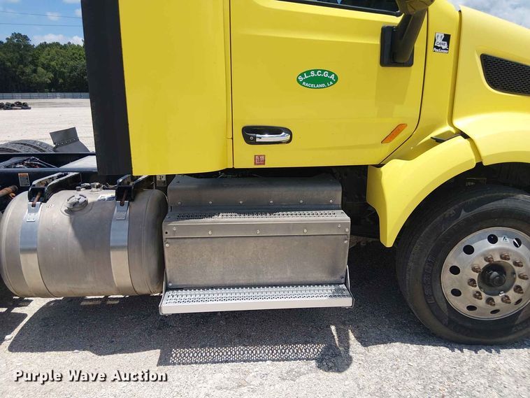 image for item YA4058 2017 Peterbilt 579 semi truck