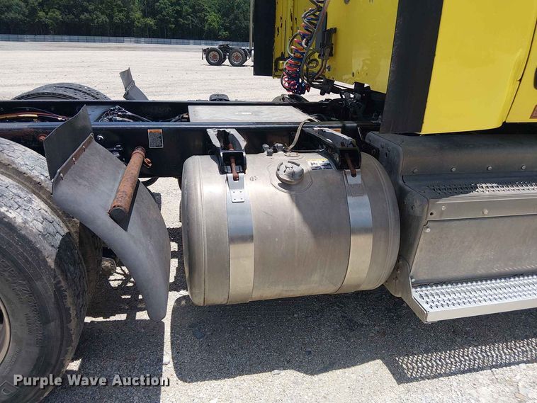 image for item YA4058 2017 Peterbilt 579 semi truck
