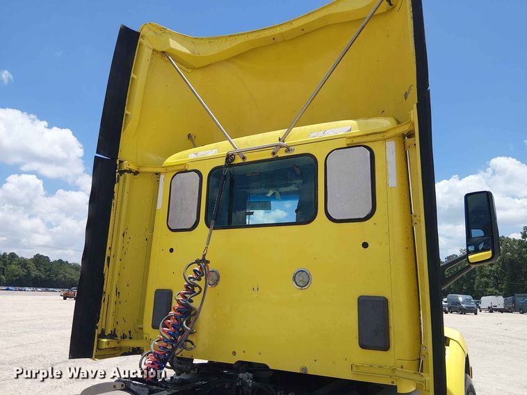 image for item YA4058 2017 Peterbilt 579 semi truck