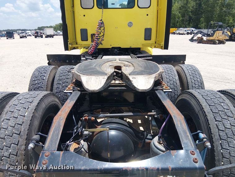 image for item YA4058 2017 Peterbilt 579 semi truck