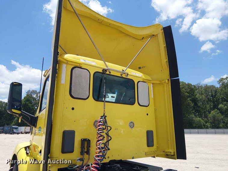 image for item YA4058 2017 Peterbilt 579 semi truck