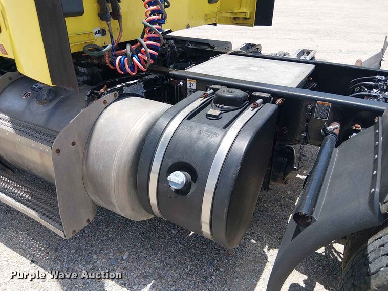 image for item YA4058 2017 Peterbilt 579 semi truck