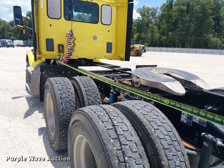 image for item YA4058 2017 Peterbilt 579 semi truck
