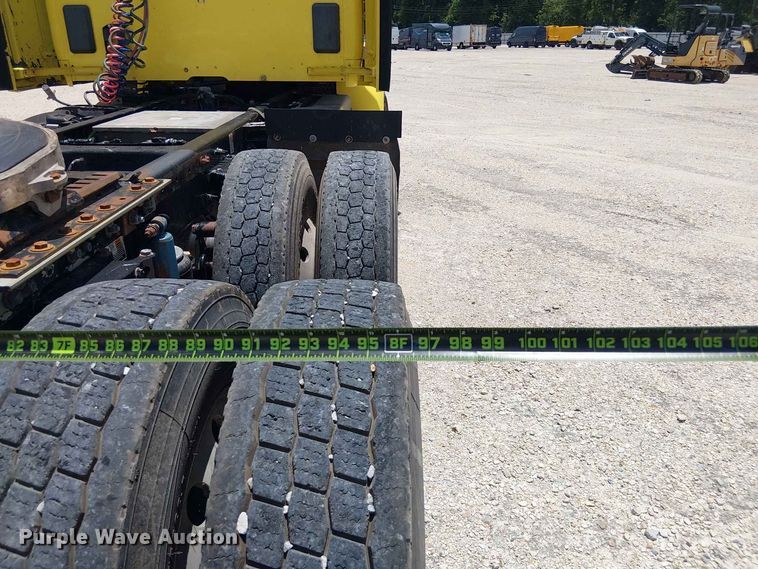 image for item YA4058 2017 Peterbilt 579 semi truck