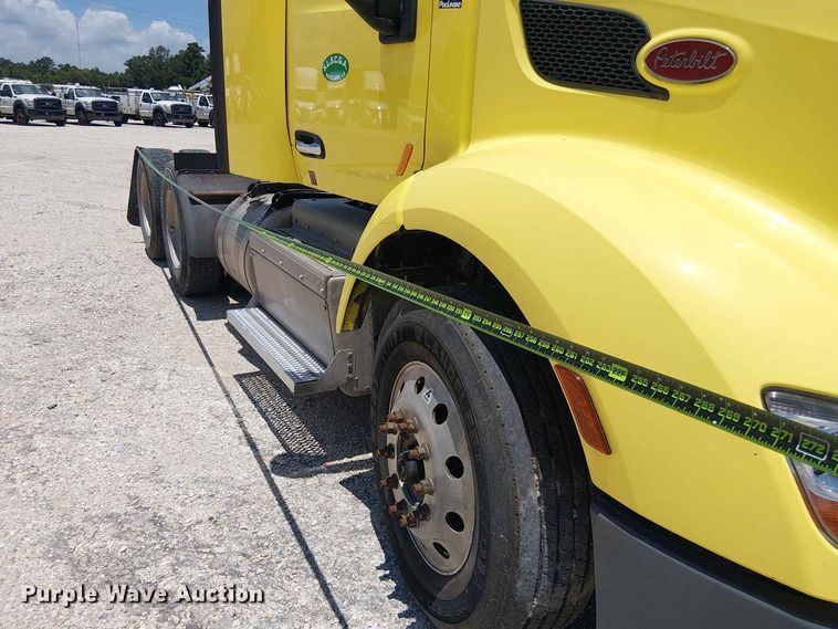 image for item YA4058 2017 Peterbilt 579 semi truck