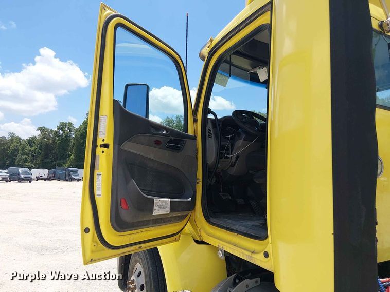 image for item YA4058 2017 Peterbilt 579 semi truck