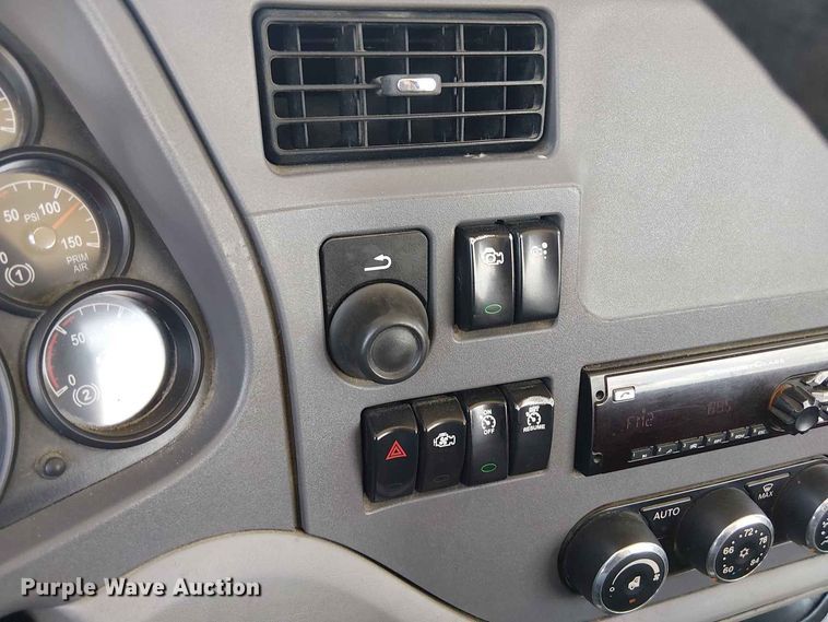 image for item YA4058 2017 Peterbilt 579 semi truck