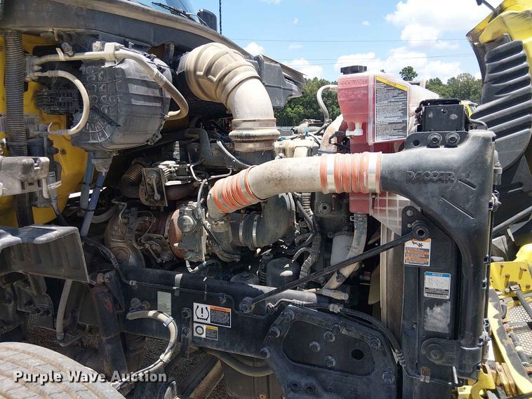 image for item YA4058 2017 Peterbilt 579 semi truck