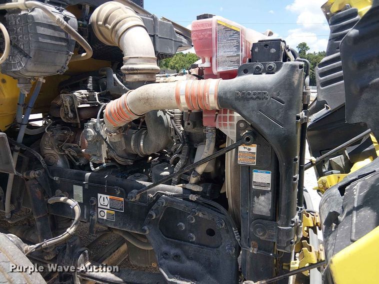 image for item YA4058 2017 Peterbilt 579 semi truck