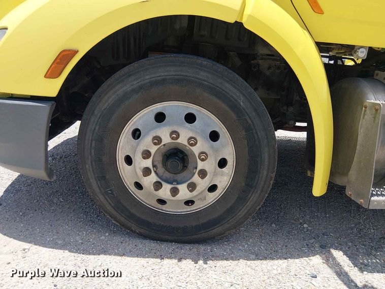 image for item YA4058 2017 Peterbilt 579 semi truck