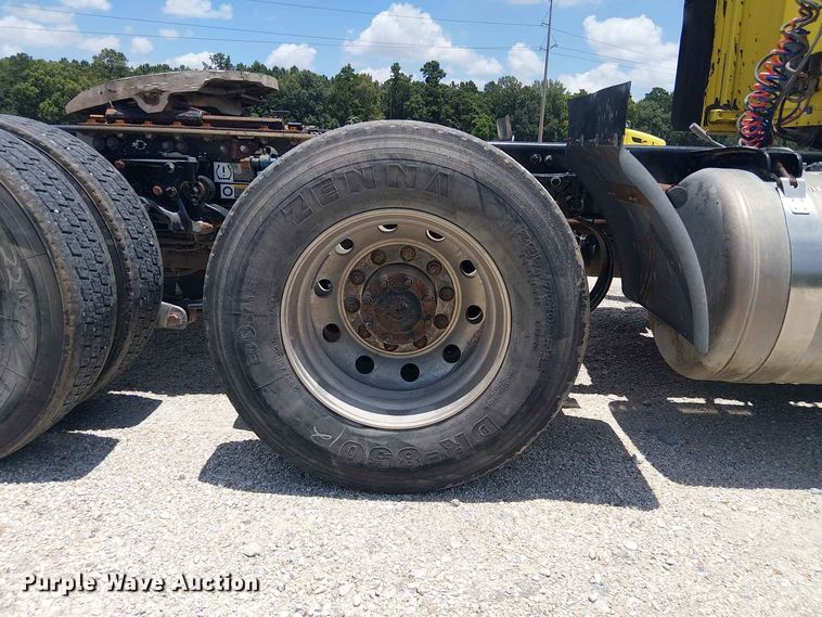 image for item YA4058 2017 Peterbilt 579 semi truck