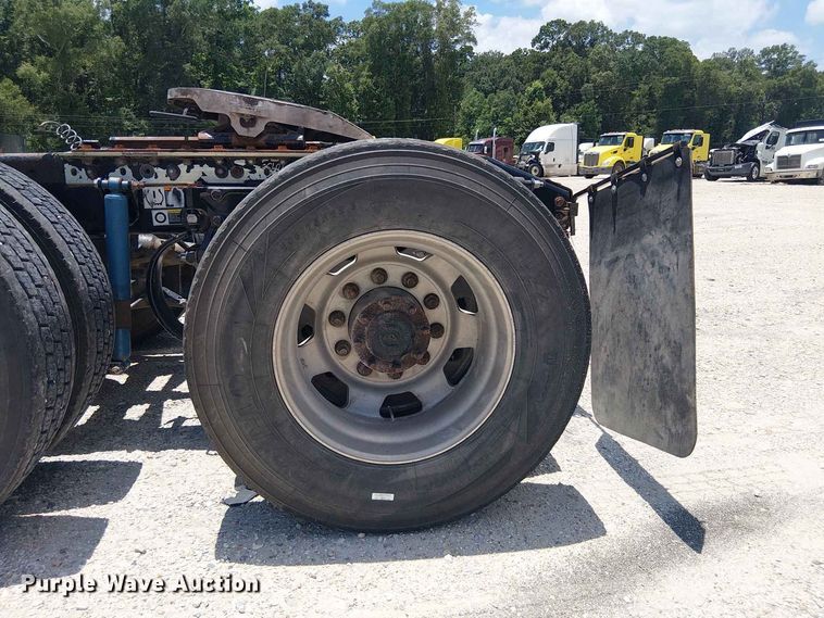 image for item YA4058 2017 Peterbilt 579 semi truck