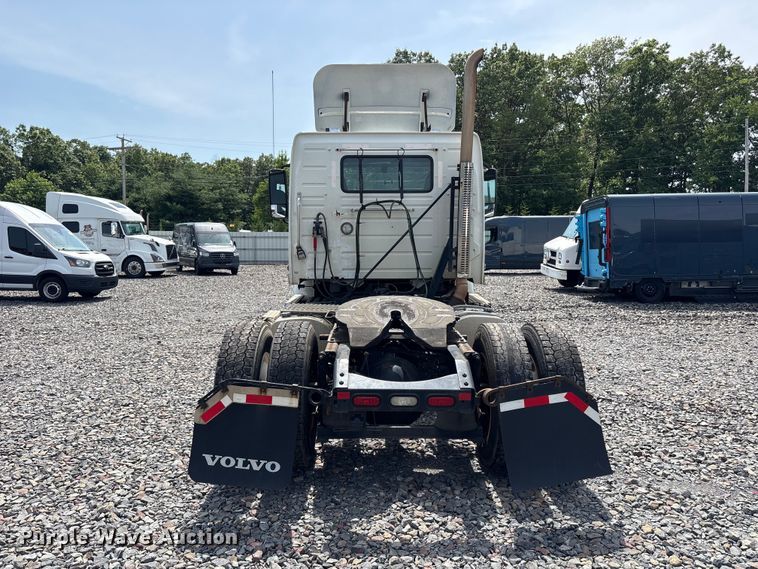 image for item YA4080 2019 Volvo VNR semi truck