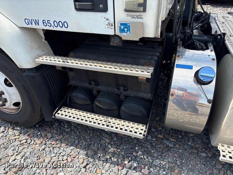image for item YA4080 2019 Volvo VNR semi truck