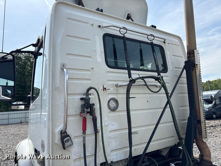 image for item YA4080 2019 Volvo VNR semi truck