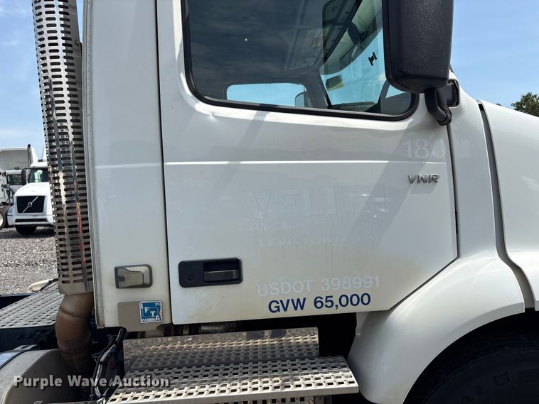 image for item YA4080 2019 Volvo VNR semi truck