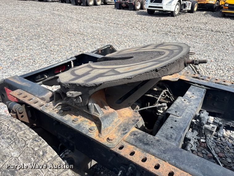 image for item YA4080 2019 Volvo VNR semi truck