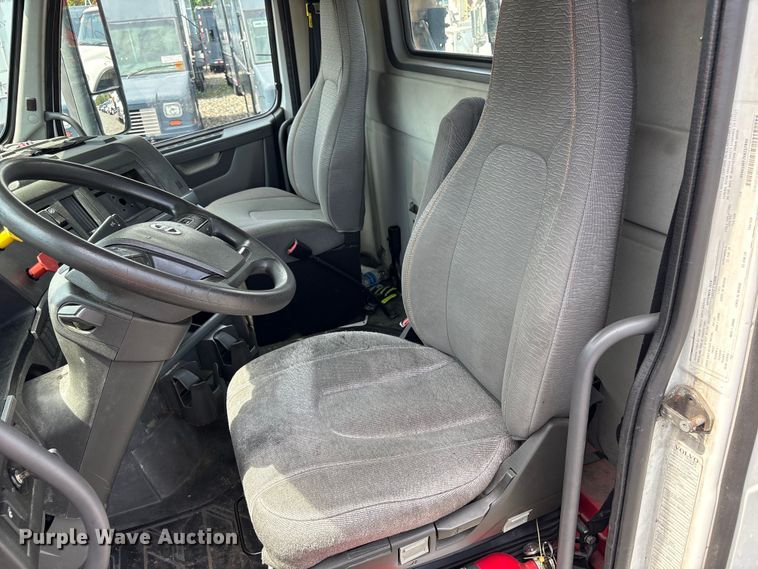 image for item YA4080 2019 Volvo VNR semi truck