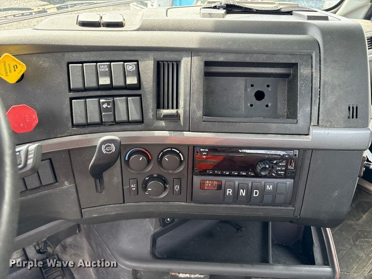 image for item YA4080 2019 Volvo VNR semi truck