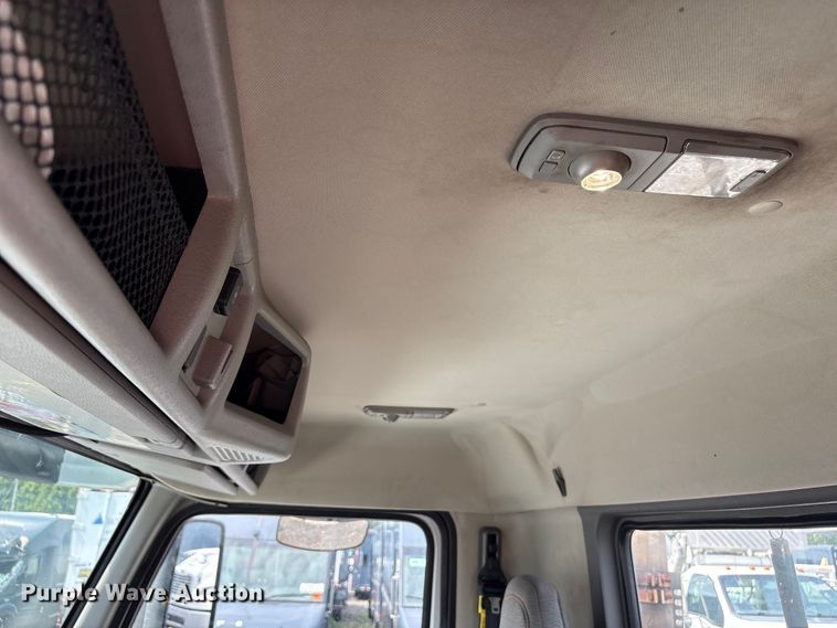 image for item YA4080 2019 Volvo VNR semi truck