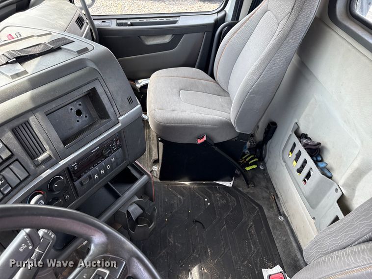 image for item YA4080 2019 Volvo VNR semi truck
