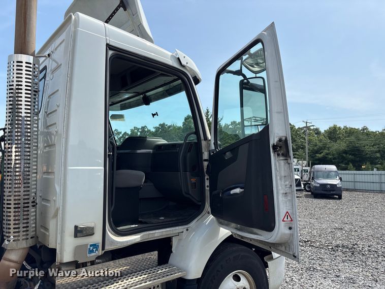 image for item YA4080 2019 Volvo VNR semi truck
