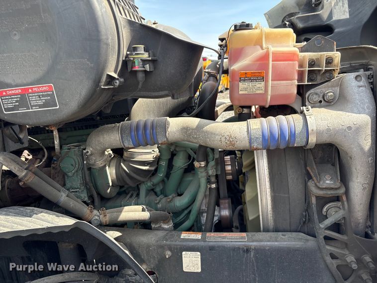 image for item YA4080 2019 Volvo VNR semi truck