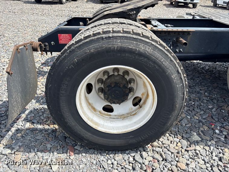 image for item YA4080 2019 Volvo VNR semi truck