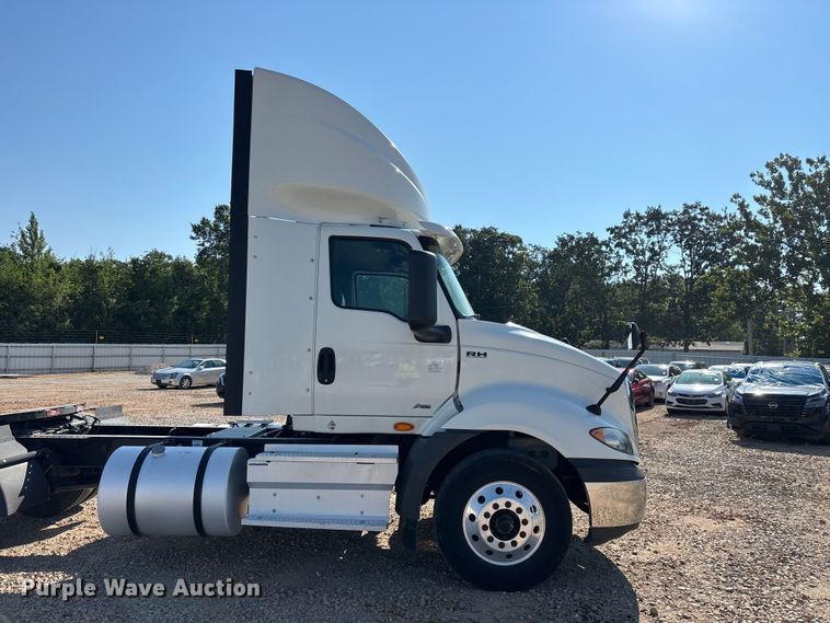 image for item YA4094 2019 International RH613 semi truck