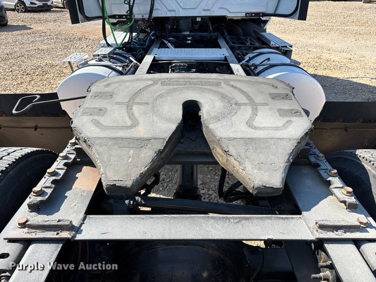 image for item YA4094 2019 International RH613 semi truck