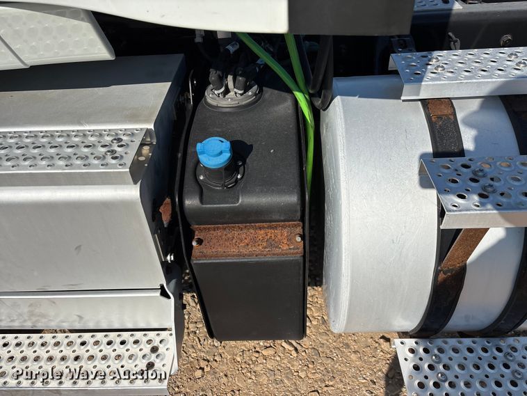 image for item YA4094 2019 International RH613 semi truck