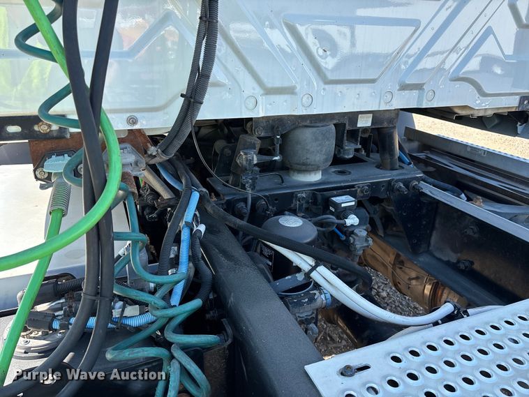 image for item YA4094 2019 International RH613 semi truck