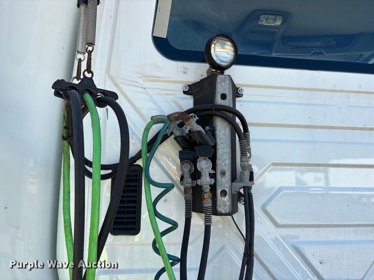 image for item YA4094 2019 International RH613 semi truck