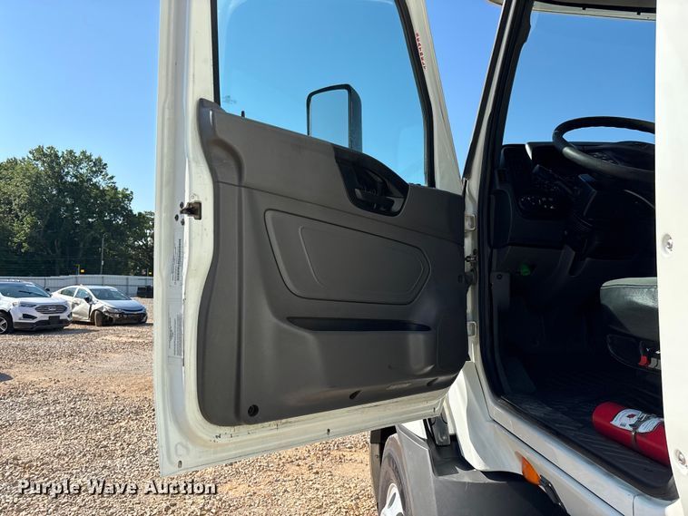 image for item YA4094 2019 International RH613 semi truck