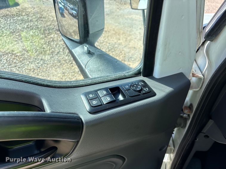 image for item YA4094 2019 International RH613 semi truck