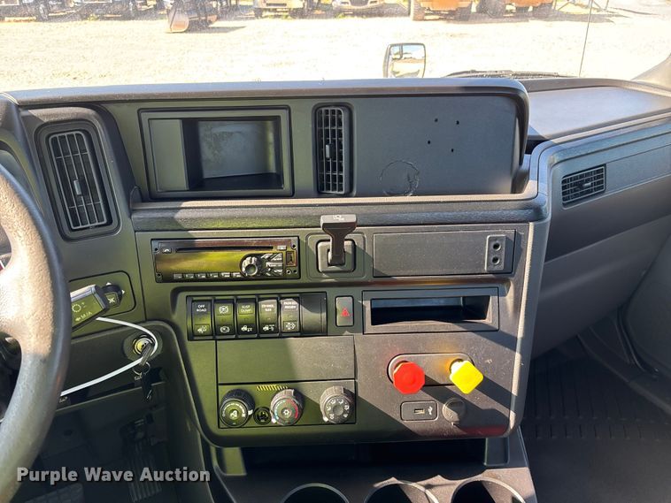 image for item YA4094 2019 International RH613 semi truck