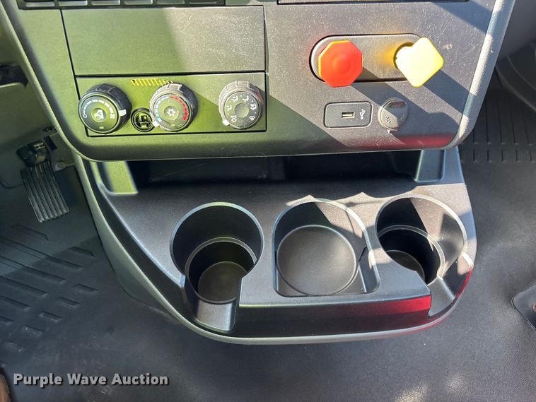 image for item YA4094 2019 International RH613 semi truck