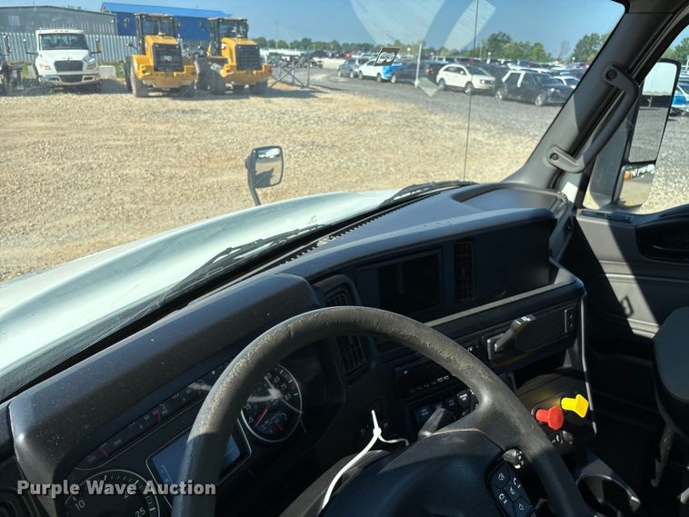 image for item YA4094 2019 International RH613 semi truck