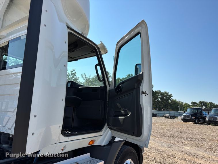 image for item YA4094 2019 International RH613 semi truck