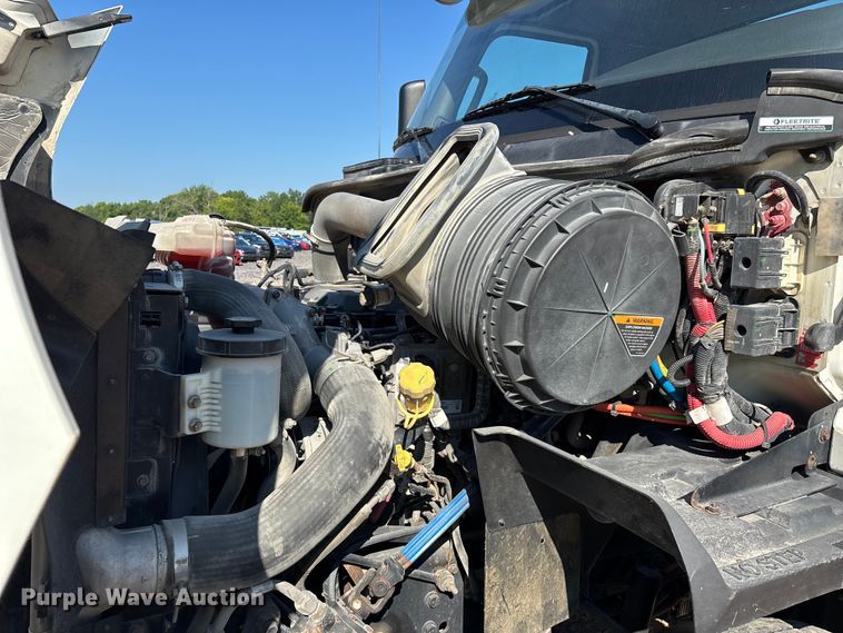 image for item YA4094 2019 International RH613 semi truck