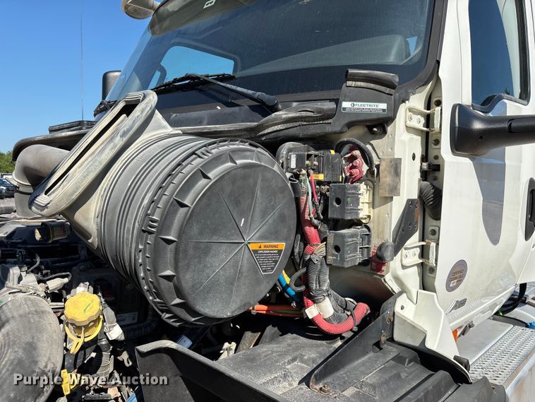 image for item YA4094 2019 International RH613 semi truck