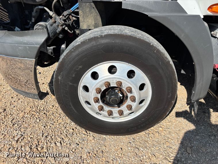 image for item YA4094 2019 International RH613 semi truck
