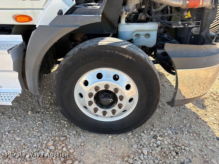 image for item YA4094 2019 International RH613 semi truck